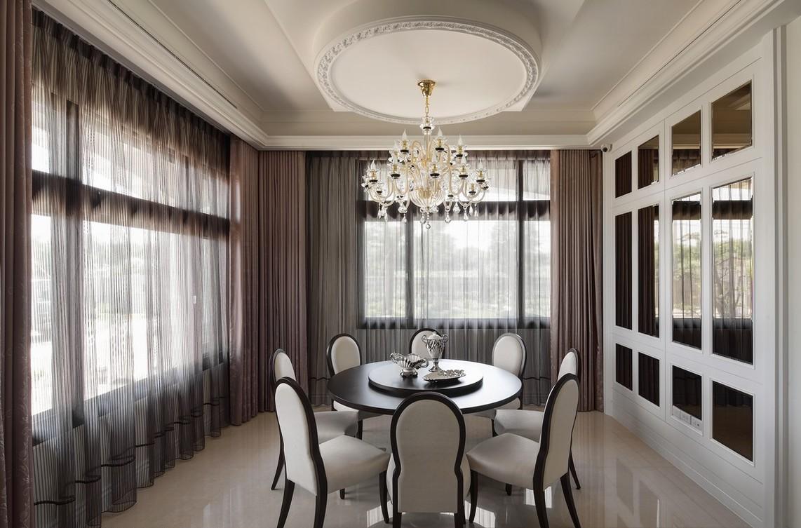餐厅的家具不算多，但是圆形天花板搭配璀璨吊灯，营造了典雅华丽。