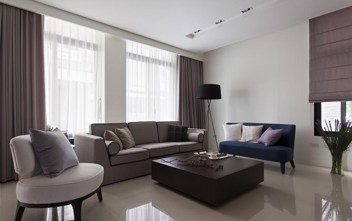 客厅以清爽素净为视觉基底，充足的采光让幸福充满空间。