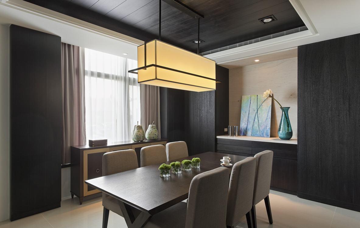 简单的吊灯，搭配木质餐桌突出较强的空间情境。