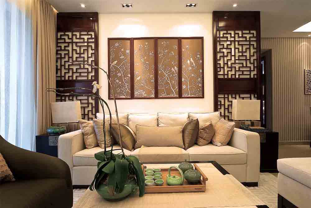 沙发两侧墙面的木质雕刻与壁画都彰显出一种富丽堂皇的感觉。