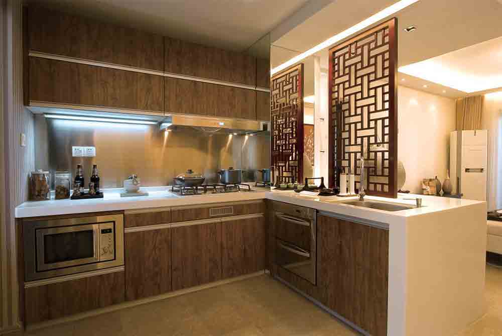 开放式厨房与客厅之间仅以木制雕刻做为隔断，完美的将客厅、厨房两个空间隔开。