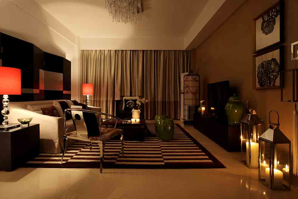 黑白间隔的地毯在中式风格中又体现出现代感，地面的烛灯别具美感。