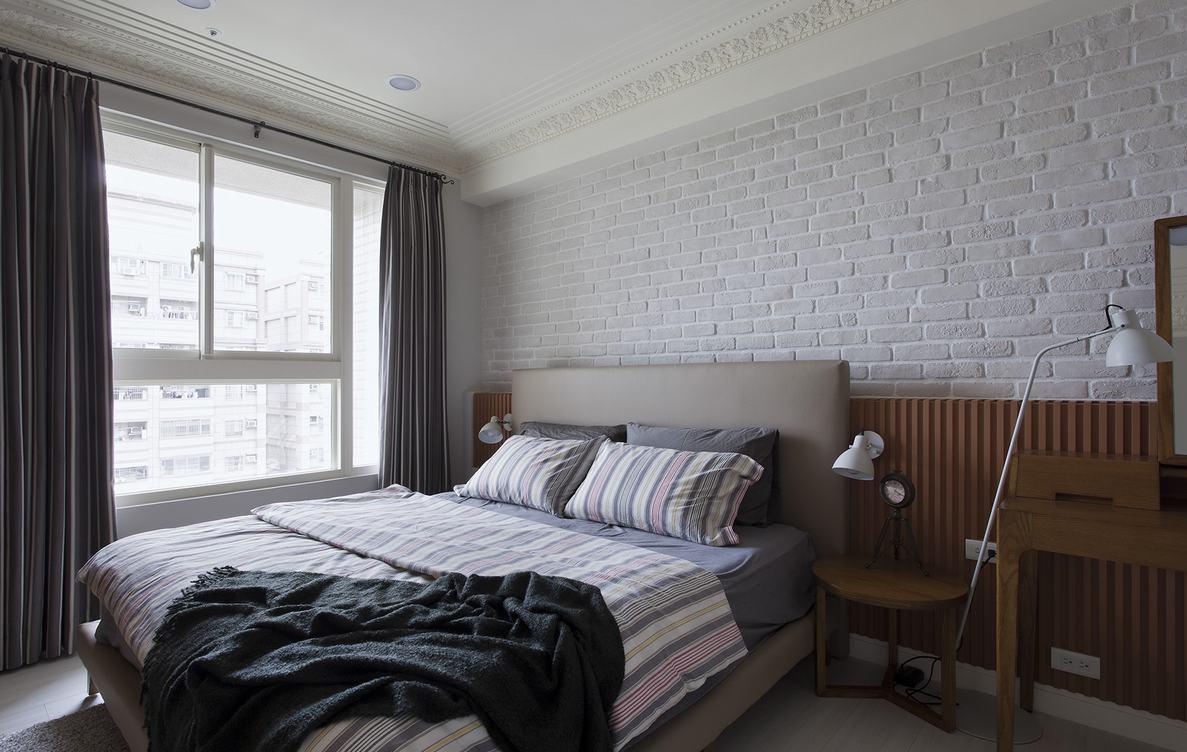 卧室以文化石墙规划床头背景墙，遮挡床头小樑，也增添了空间色彩。