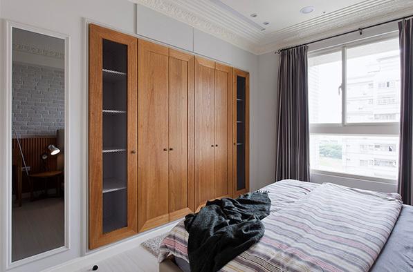 衣柜的木作造型门面让风格统一，同时具有美观性与实用性。