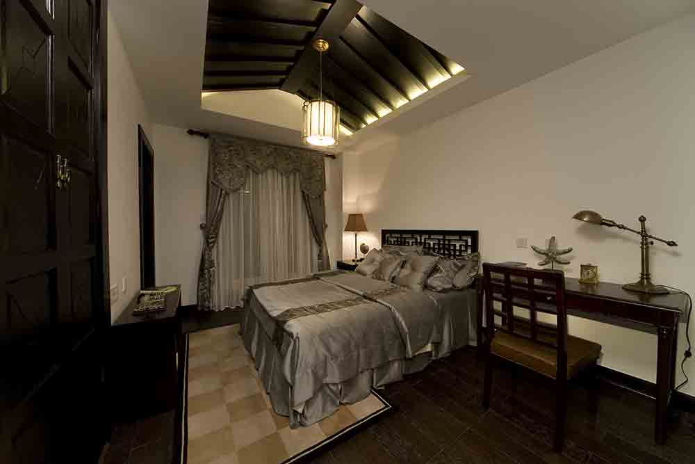 卧室在一进门便有温馨的感觉，床边的地毯为空间增添了温度。