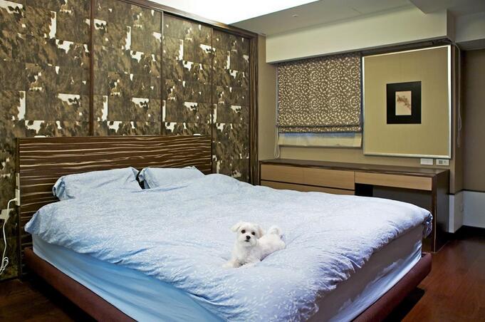 为呼应休闲感的空间主调，床头板以独特的木纹作装饰，搭配床板的斑马纹，流露出了温润的自然感。