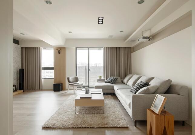 客厅具备明亮采光的优势，落地开窗的设计使得室内环境更显通透。