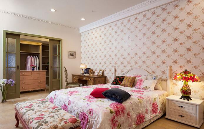 优雅古典搭配浪漫碎花的壁纸，展现出柔美的寝居风情。