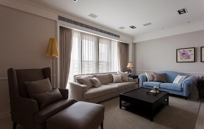 客厅立面的茶绿色空间，将三种风格截然不同的沙发完美协调在一起。