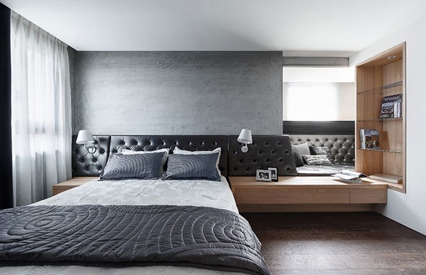 水泥质感的床头墙面以黑色绷皮设计延伸出了卧榻区，成为了亲子嬉戏的绝佳角落。