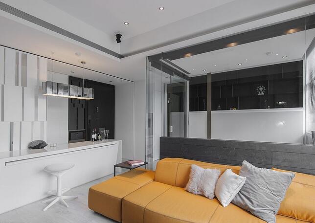 以简约穿透的概念设计客厅，空间内充满白的层次与清爽，利用木色地面为空间增添了温馨触感，有效的掌握了家居生活的质感与温度。