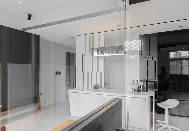 以穿透性极强的黑玻拉门作为厨房段落的区隔，除了起到了阻隔油烟外的作用，兼顾了空间的开放感。