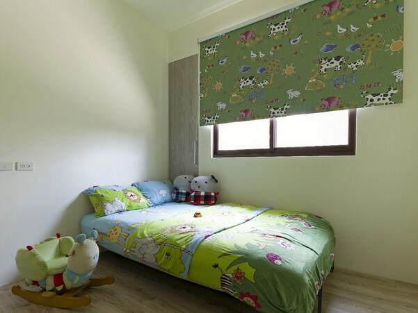 儿童房淡绿色的墙面与绿色系窗帘、床品的选搭，让小朋友在安稳静定的情境中入眠。