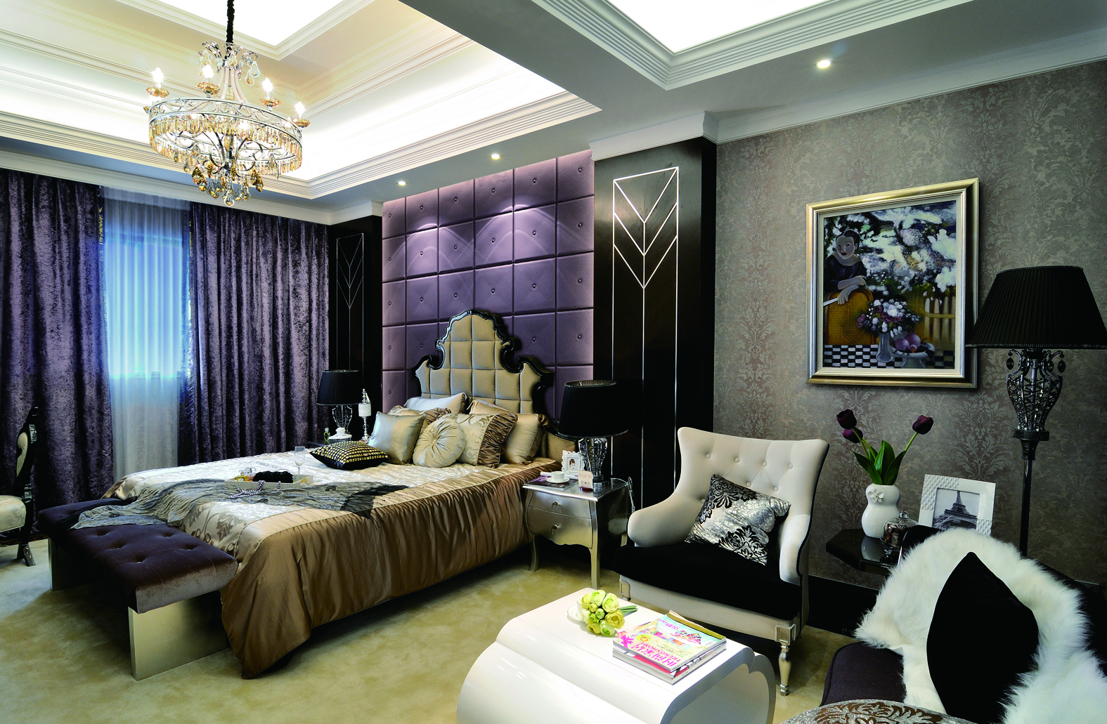 又是一间欧式卧房，紫色神秘优雅，天鹅绒窗帘奢华立现。