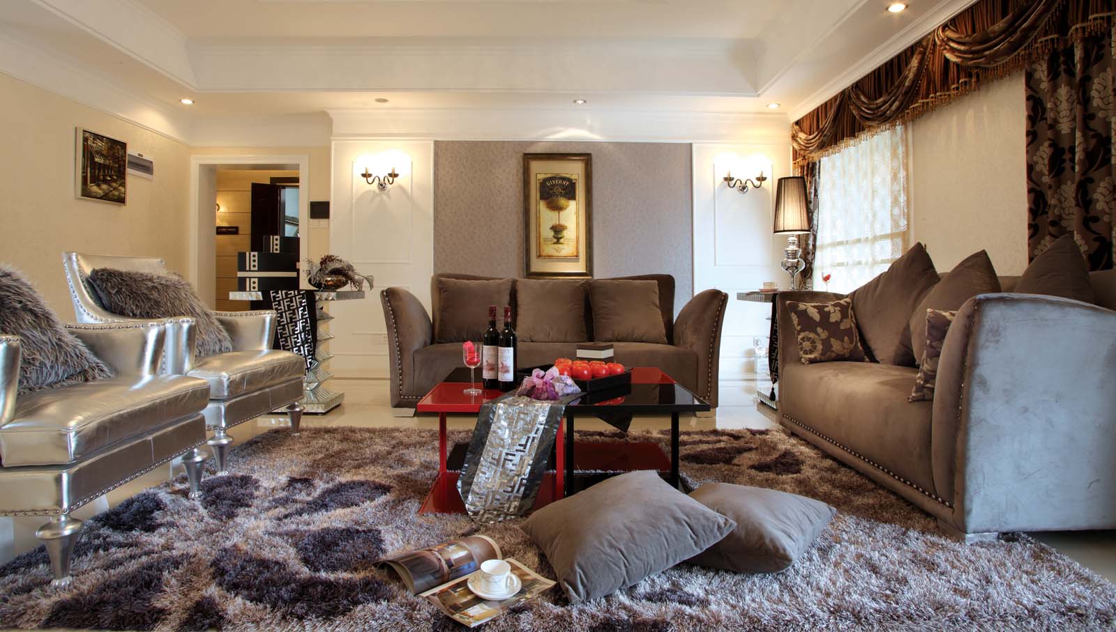 客厅大气奢华，在不同材质沙发的装扮下呈现了多种风情。