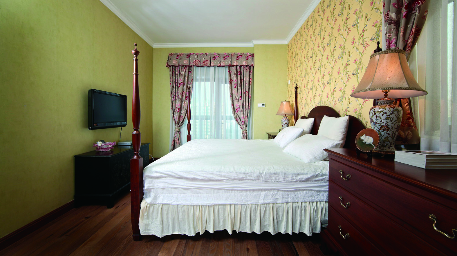 床品选用淡雅的乳白色，平衡了空间的同时又不会抢了壁纸和窗帘的风头。