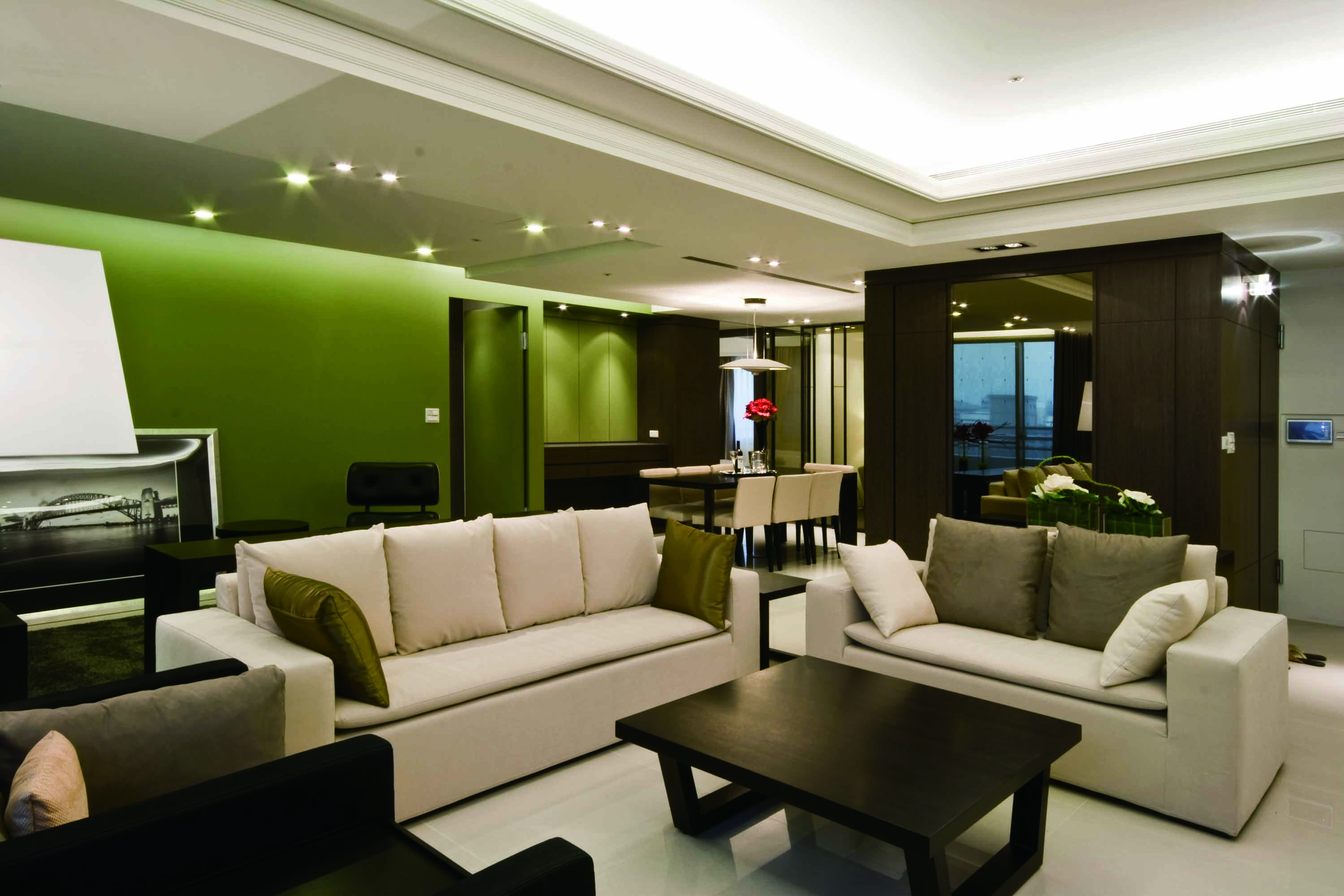 米色的地砖，橄榄绿的墙面搭配深色的家具，这样的配饰是一个经典搭配，让人感觉温馨有档次。