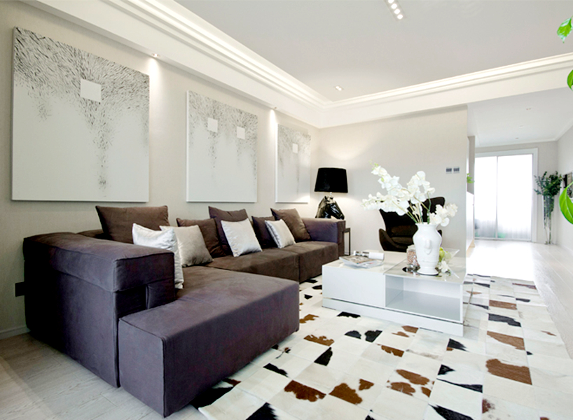 黑白灰主题的客厅，极简风格，棱角分明的家具高端又大气，环形灯带让家感觉通透明亮。