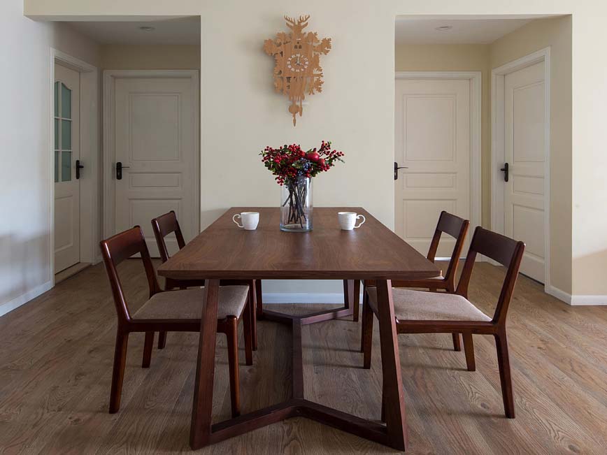 实木餐桌椅带有现代造型感，实用又低调。