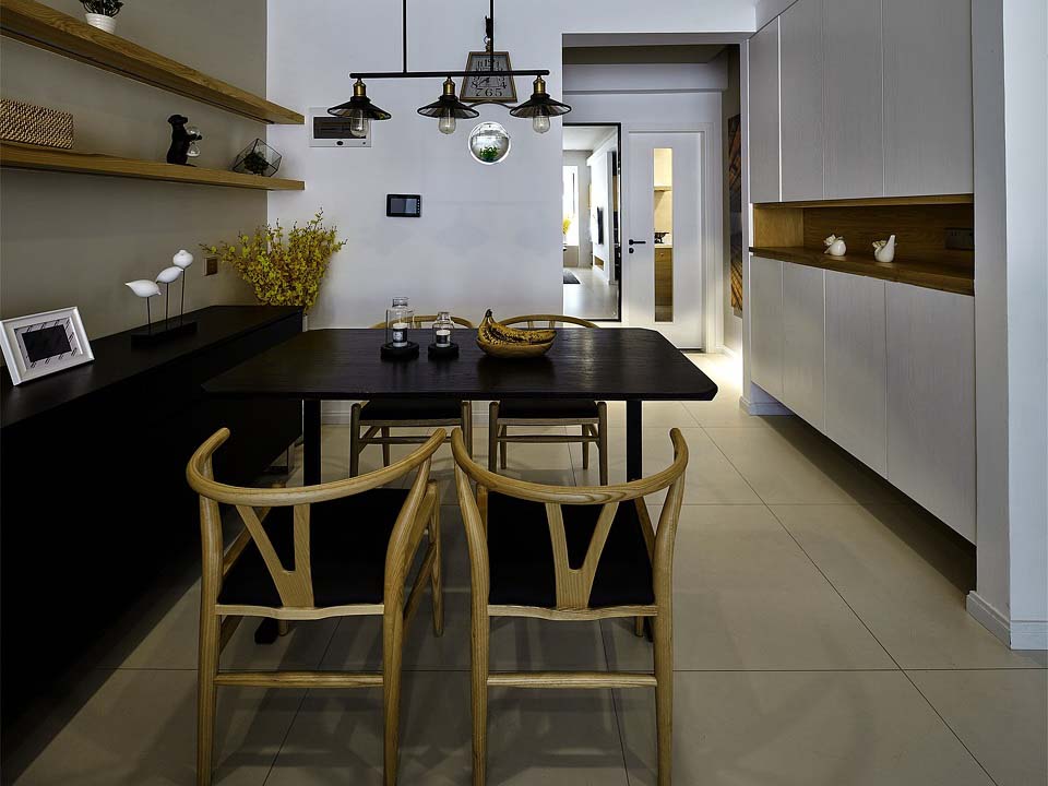 实木桌椅造型感十足，黑白圆原木色的搭配很有质感。