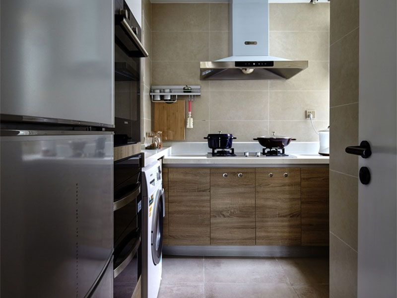 厨房电器较多，简洁的橱柜造型可以免去很多麻烦。