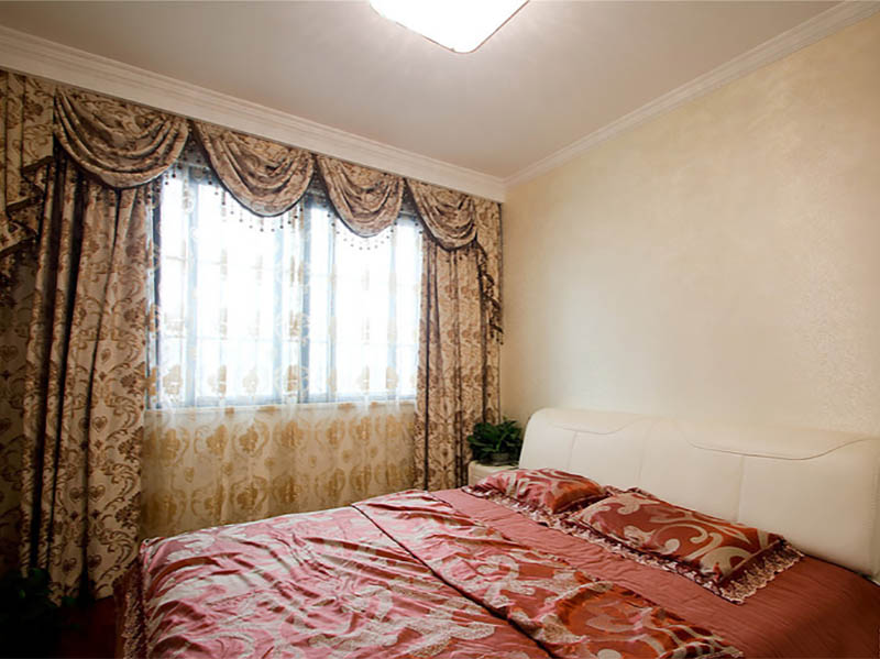 简单布局让卧室可以更明亮，厚重的窗帘则可以让睡眠更安心。