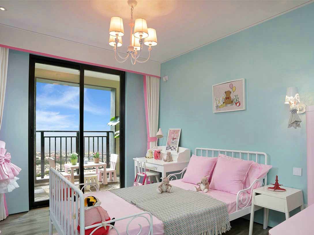 小女生的房间，吊灯让房间颜色更粉、更暖。