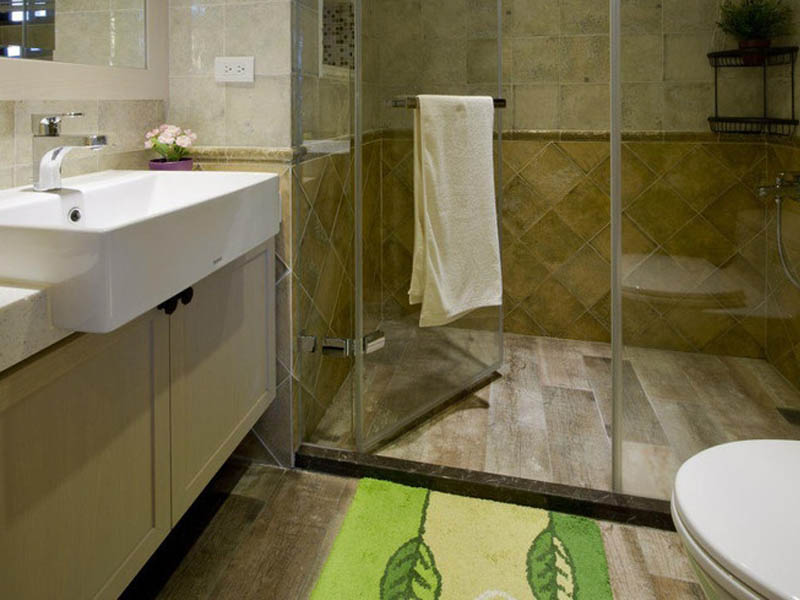 淋浴房特地选了有横杆的，放置浴巾，免去了在墙壁上开洞的工程。