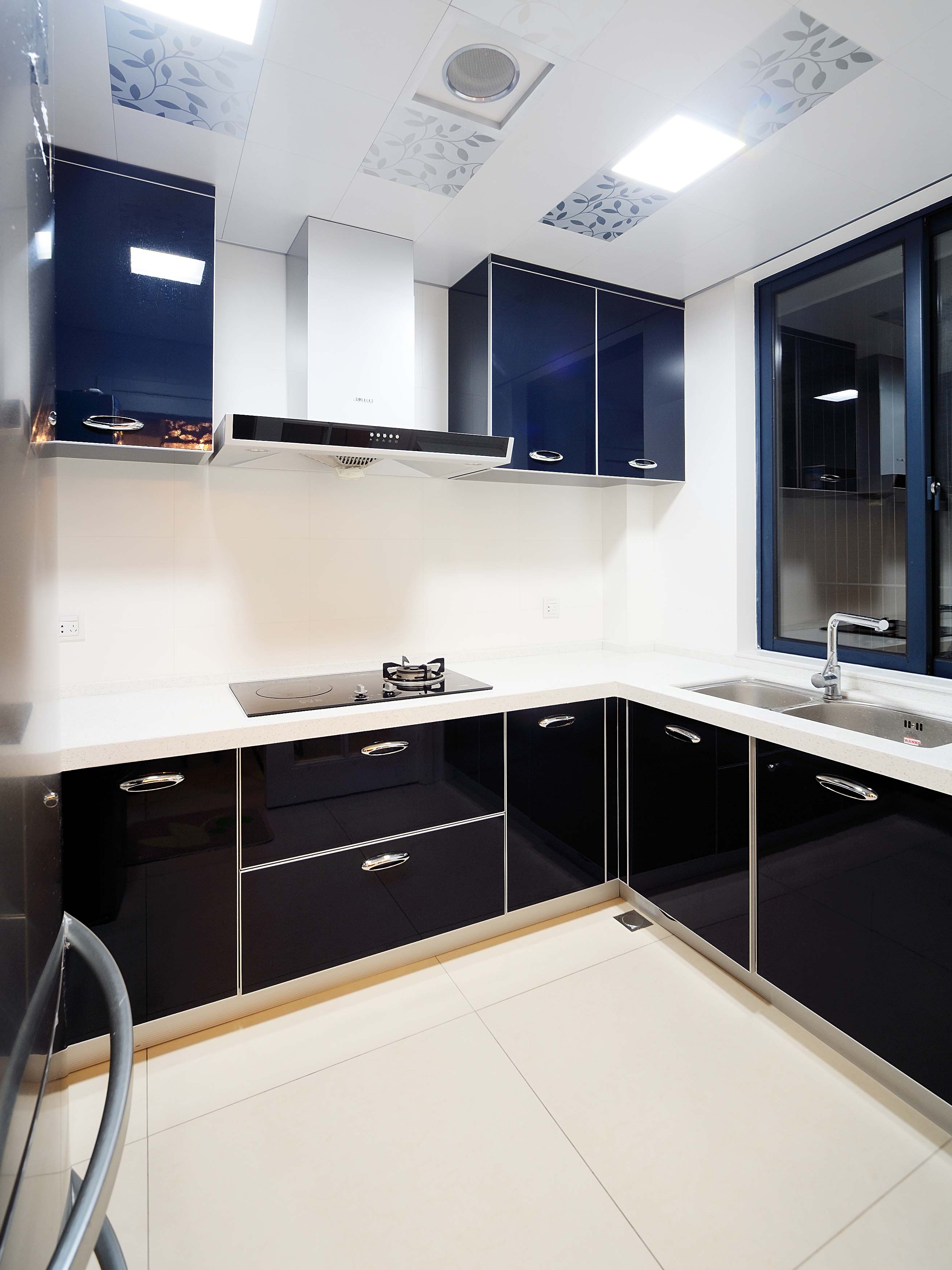 厨房干净整洁了做饭才会开心，黑白简单两色搭配的橱柜和台面，打扫起来也方便。