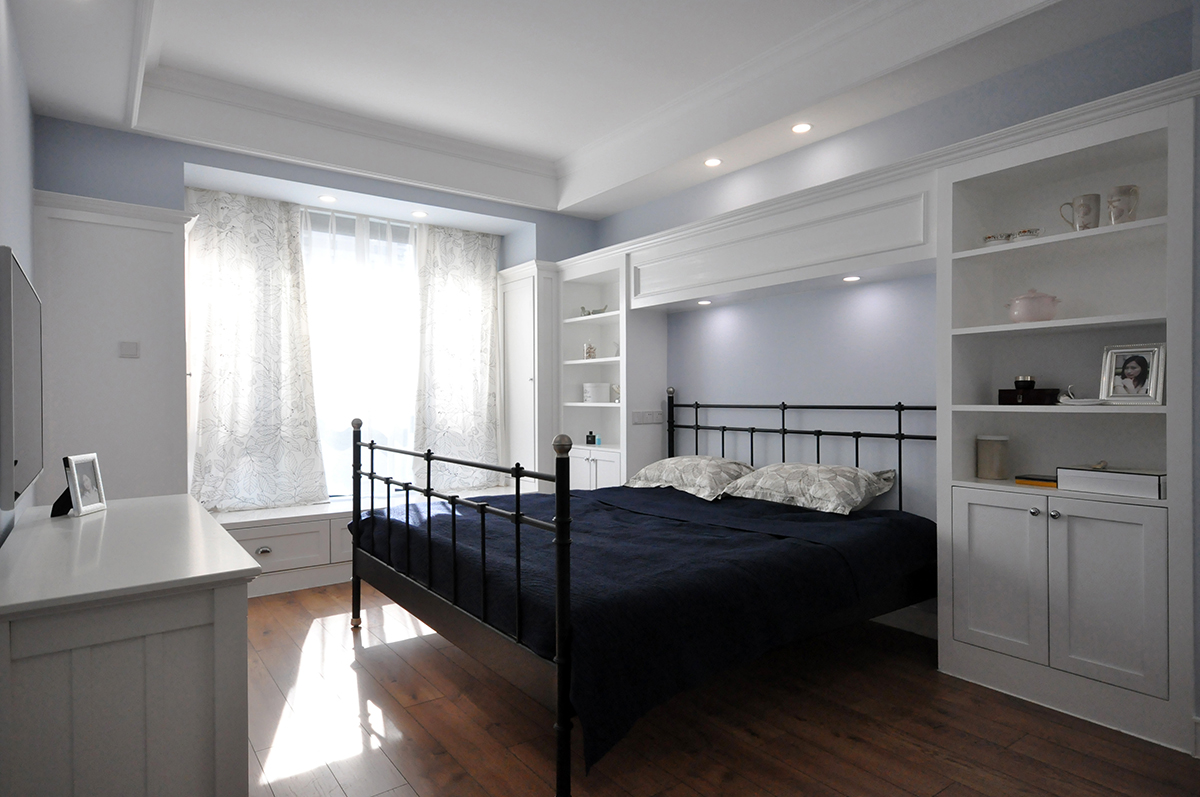 带飘窗的卧室，定制床头柜不但增大储物空间，也作装饰之用。