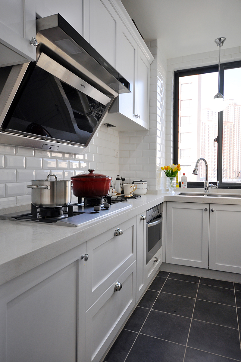厨房黑色地砖和白色墙砖相呼应，白色以底。