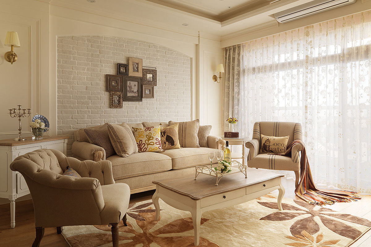松软的布质沙发混搭拉扣单椅，在文化石墙面前妆点美式风情。