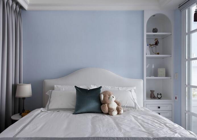 卧室以蓝色为主色调，以内嵌方式搭配白色木板塑造灵活的收纳空间。