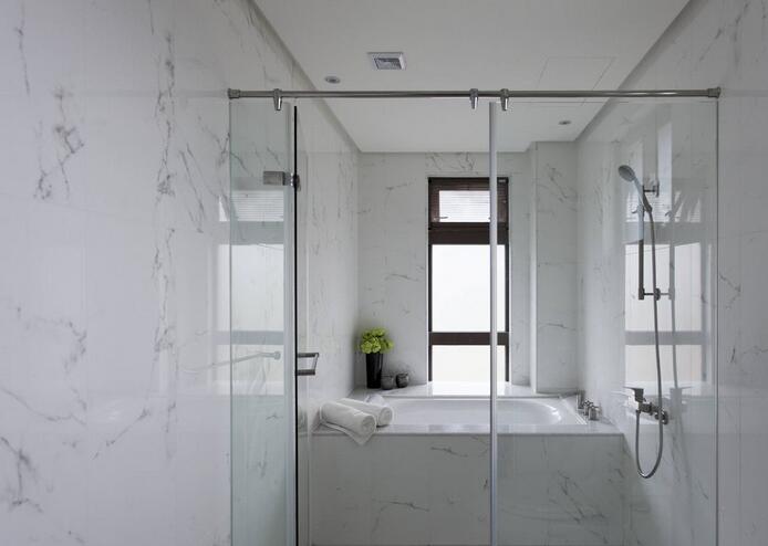 白净素雅的卫浴空间，规划了浴缸设备，满足屋主泡浴需求。