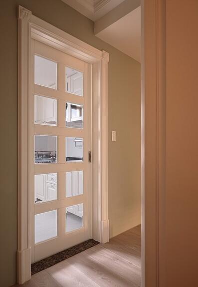 厨房以透光的白色格子门，采光明亮舒适且照亮走廊的行动动线。