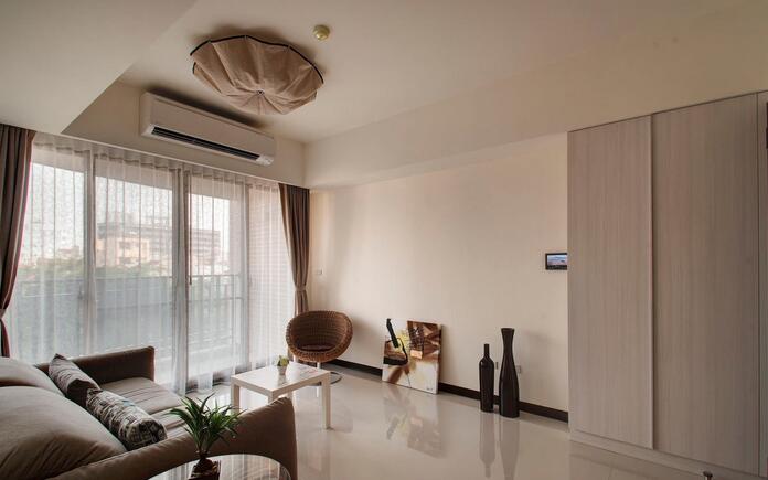 简洁的客厅规划大面落地窗，保证充足采光又还原了舒适的空间本质。