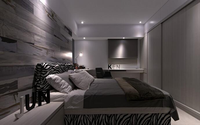 床头以泼墨墙砖的设计与斑马纹床架搭配，轻浅木色恰到好处的将室内色彩调和，营造简洁舒适的睡眠环境。