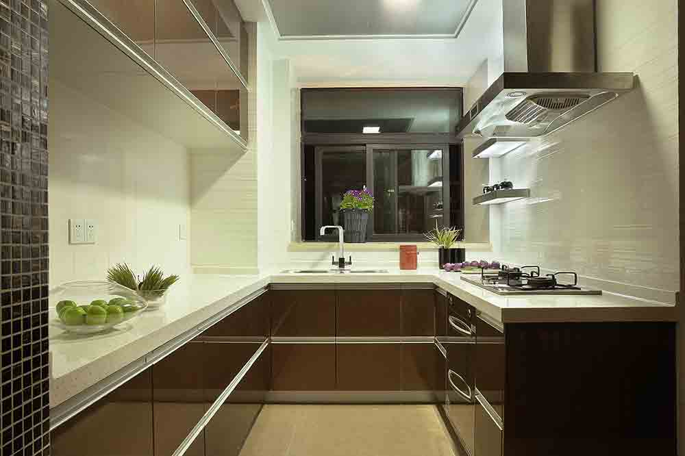 厨房以U形规划，以柔和的光线点缀，让生活动线更加流畅。