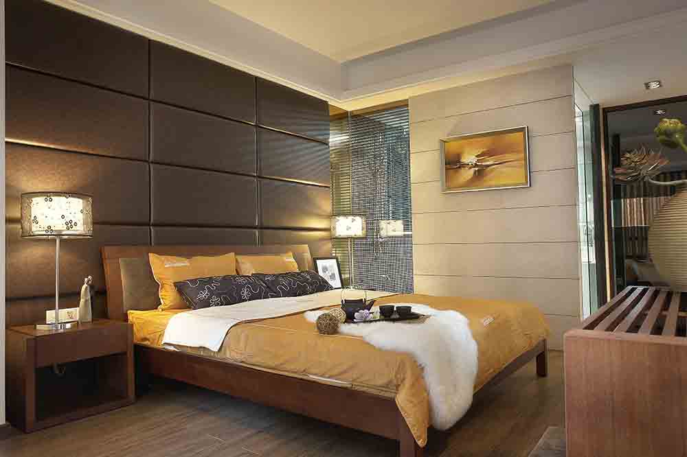 床头背景墙以深棕色绷布装饰，搭以稍浅的木质床架，营造出静谧悠远的睡眠空间。