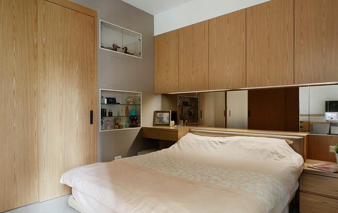 卧室内敛简洁的视觉效果，塑造出舒适又能缓解压力的卧眠空间。