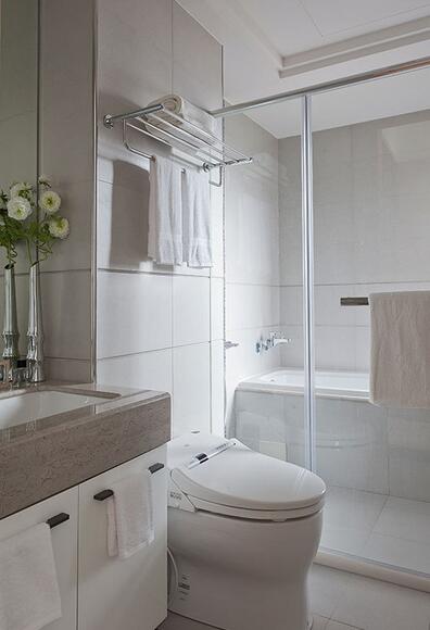 淋浴区的干湿分离满足屋主洗浴需求，自然地光照，使空间氛围和谐舒适。