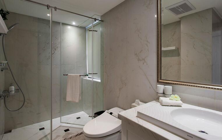 干湿分离的卫浴空间实用美观，黑白色于地板瓷砖，体现美式的优雅。