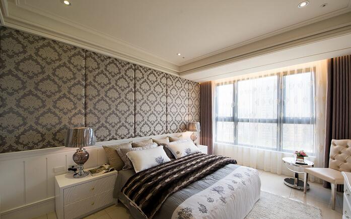 卧室的古典浪漫表现在床头绷布上的印花，透过大理石光晕折射，让空间增强了层次感。