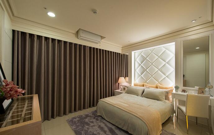 白色菱格绷皮床头，搭以简洁的线板，构建出唯美浪漫的睡卧空间。