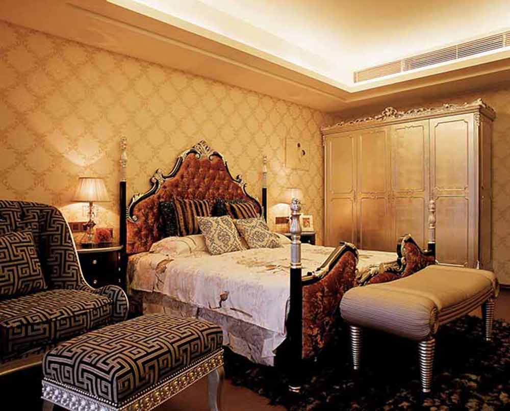 沙发椅布艺设计饱含古典元素，床上加入的金属元素和衣柜的金色涂料将尊贵的气质充分凸显。