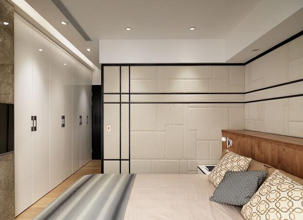 卧室以米色作为基底，黑色线条配合柜体上印刻的纹路，延伸着时尚休闲的风情。