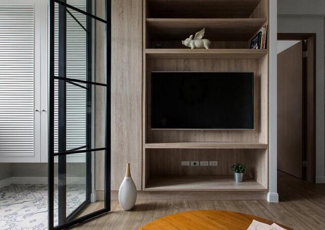 结合收纳柜体一体成形的木质电视墙，依照使用机能分区规划，完整地融入了整体的风格设计中。