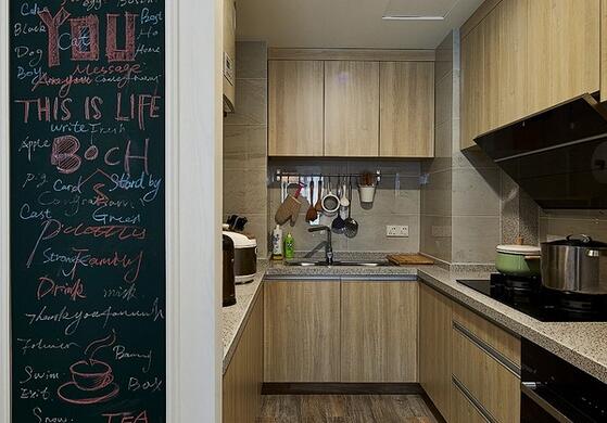 厨房空间同样以实木打造，狭长的空间形状内规划整齐合理，便于日常实际生活的使用。