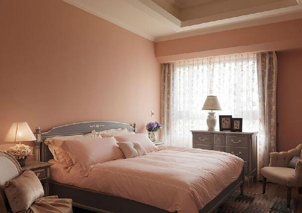 卧室以大面积柔和的粉色铺饰，符合无限浪漫、唯美至极的设计主题。家具的选择以造型和气质和为主要考虑因素，温馨而高雅。