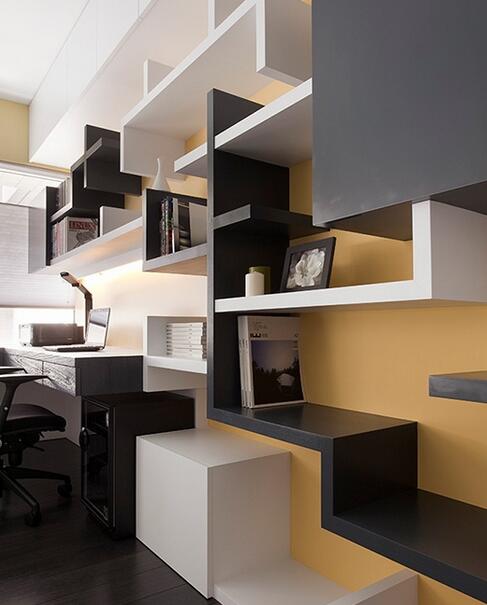 书房的书柜以立体创意的层板代替，灵活地节约了空间的同时创造了独具个性的书房装饰，同时也呼应了客厅电视墙的层板造型。
